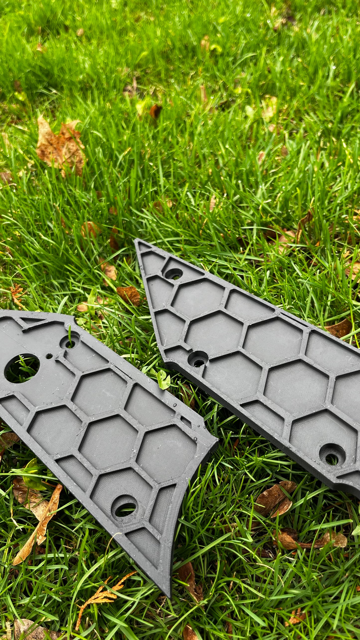 “Hex” style x3 side plastics