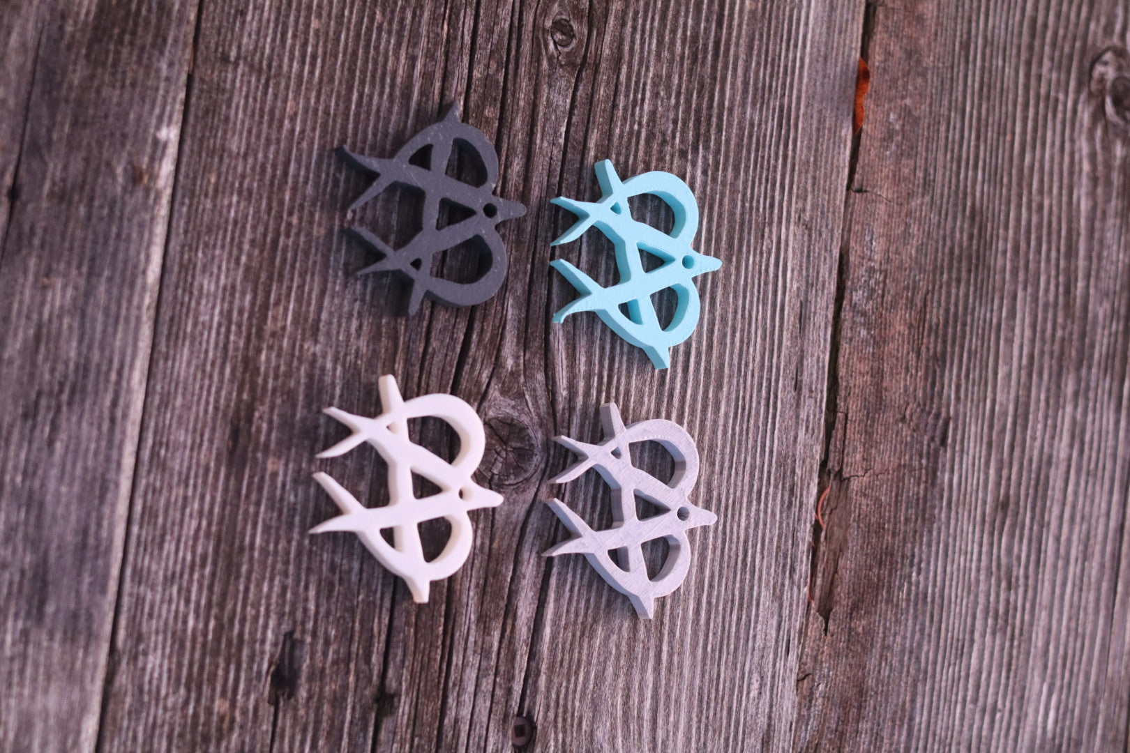 Revolt Unmanage style keychain